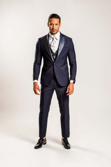 Abito smoking blu con gilet in contrasto